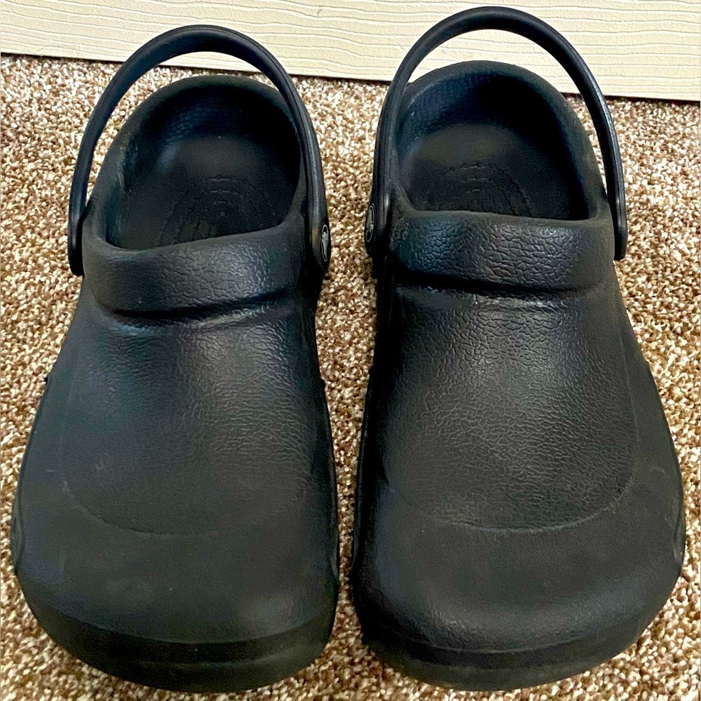 Crocs Unisex Size 6-8 Black Outdoor Garden Yard Shoes